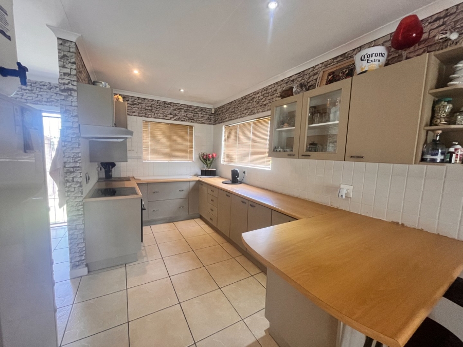 4 Bedroom Property for Sale in Wavecrest Eastern Cape